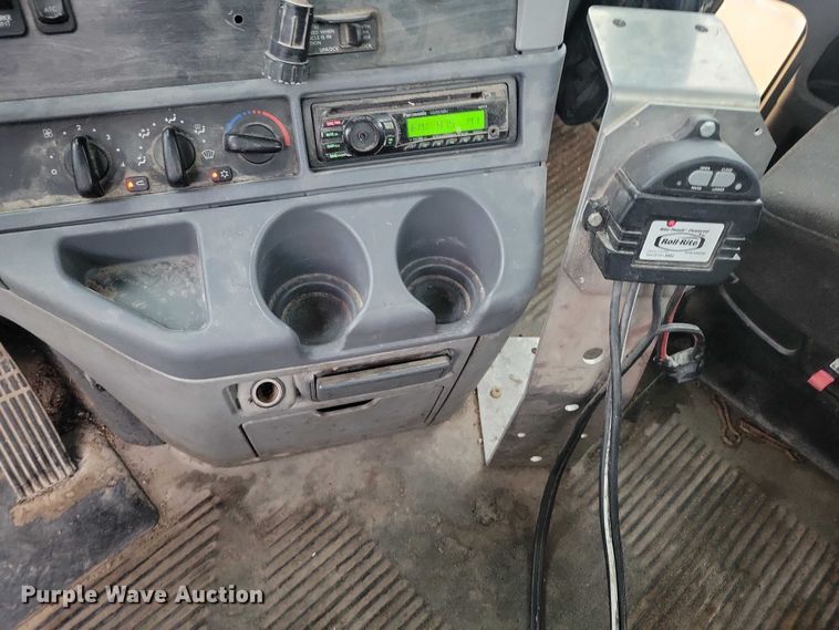 image for item NO9789 2006 Freightliner Columbia 120 semi truck