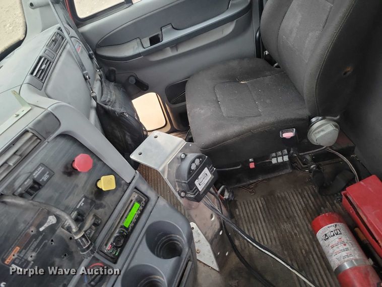 image for item NO9789 2006 Freightliner Columbia 120 semi truck