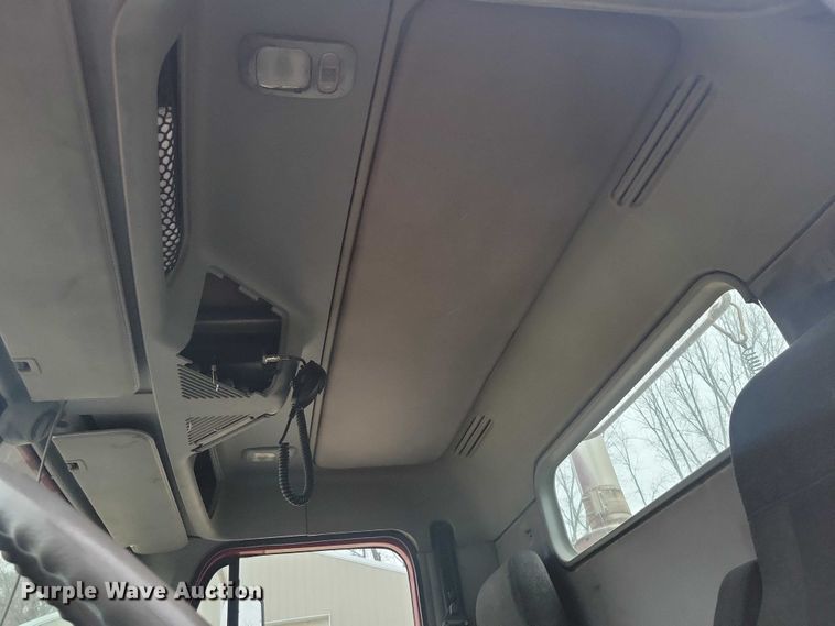 image for item NO9789 2006 Freightliner Columbia 120 semi truck