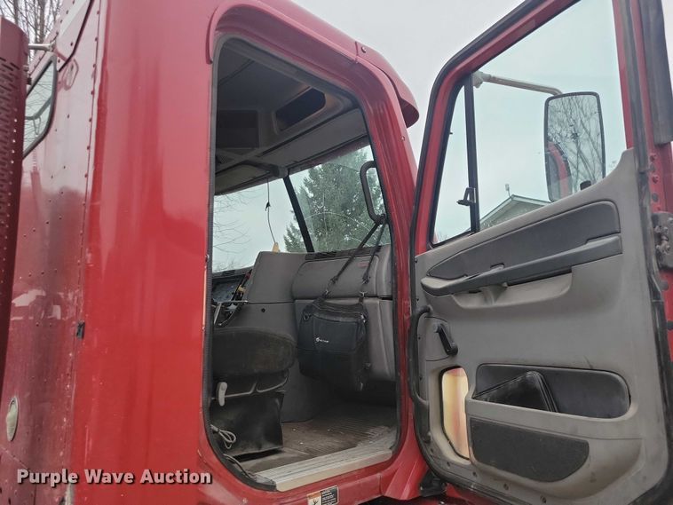 image for item NO9789 2006 Freightliner Columbia 120 semi truck