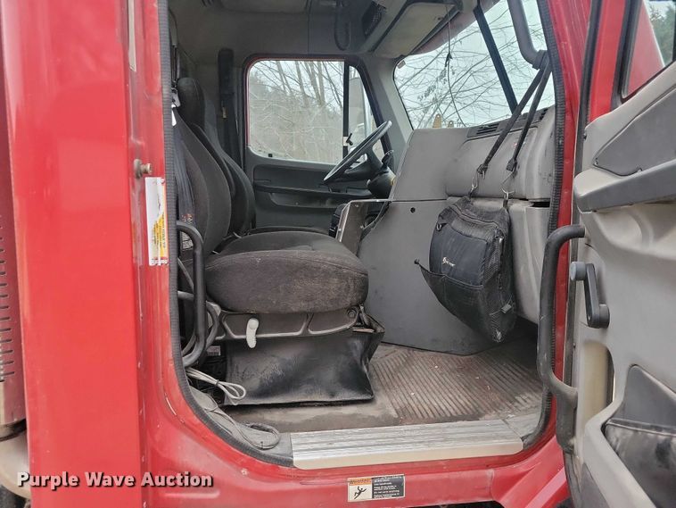 image for item NO9789 2006 Freightliner Columbia 120 semi truck