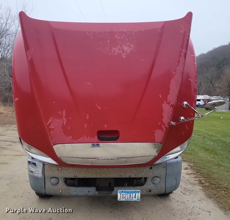 image for item NO9789 2006 Freightliner Columbia 120 semi truck