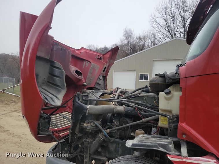 image for item NO9789 2006 Freightliner Columbia 120 semi truck