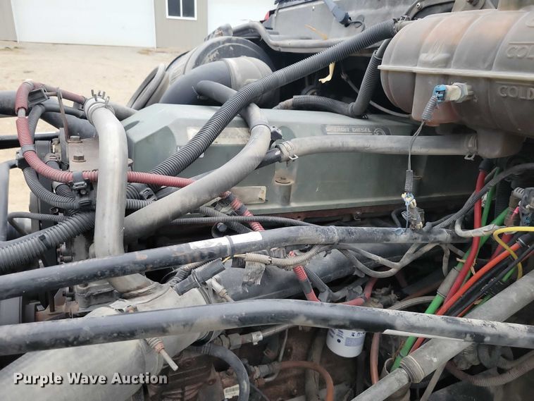 image for item NO9789 2006 Freightliner Columbia 120 semi truck