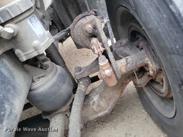 image for item NO9789 2006 Freightliner Columbia 120 semi truck