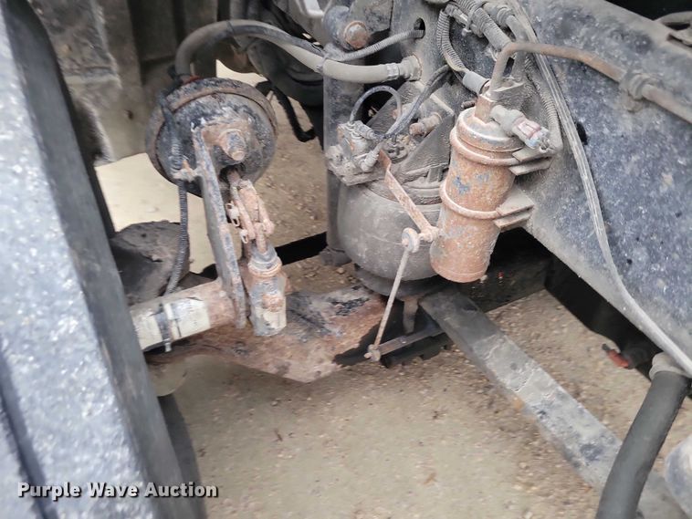 image for item NO9789 2006 Freightliner Columbia 120 semi truck