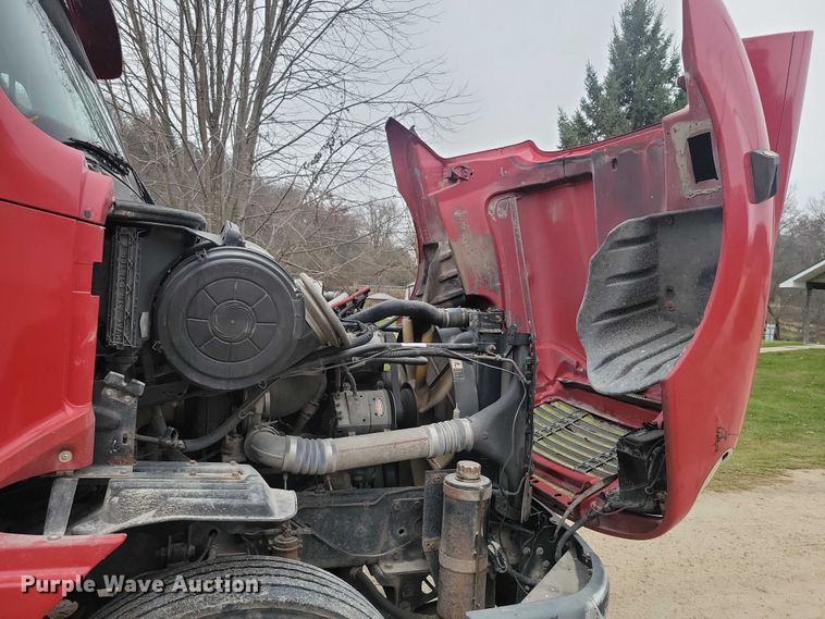 image for item NO9789 2006 Freightliner Columbia 120 semi truck