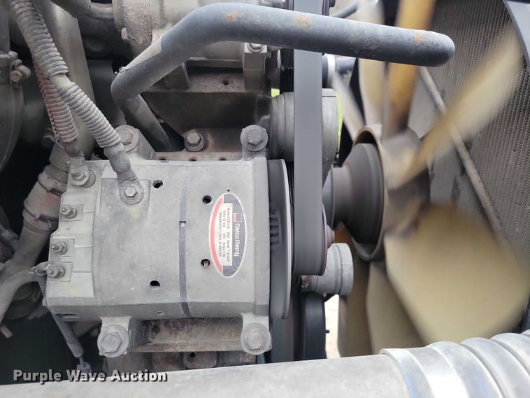 image for item NO9789 2006 Freightliner Columbia 120 semi truck