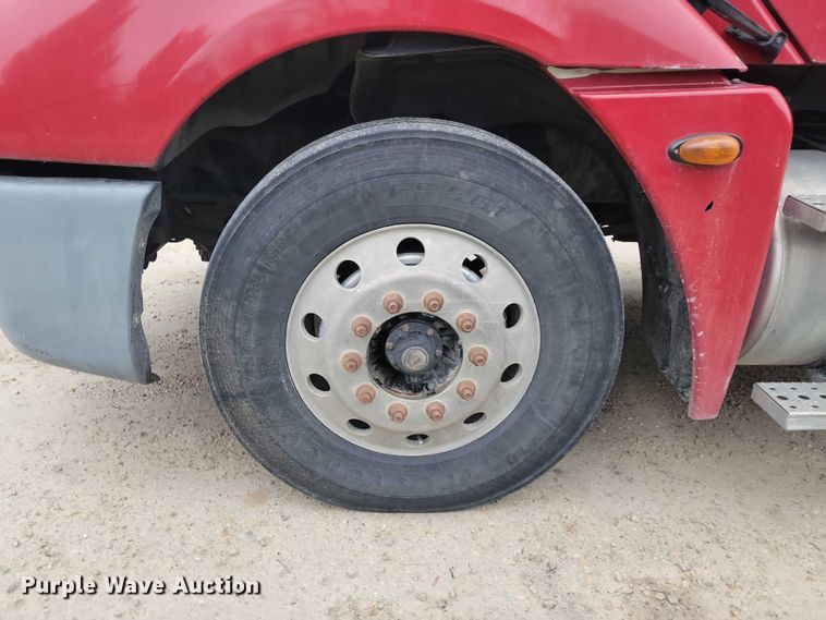 image for item NO9789 2006 Freightliner Columbia 120 semi truck