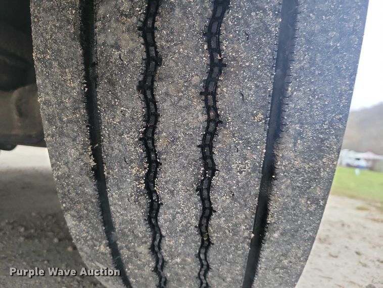 image for item NO9789 2006 Freightliner Columbia 120 semi truck