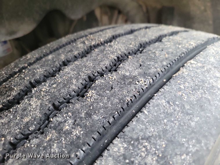 image for item NO9789 2006 Freightliner Columbia 120 semi truck