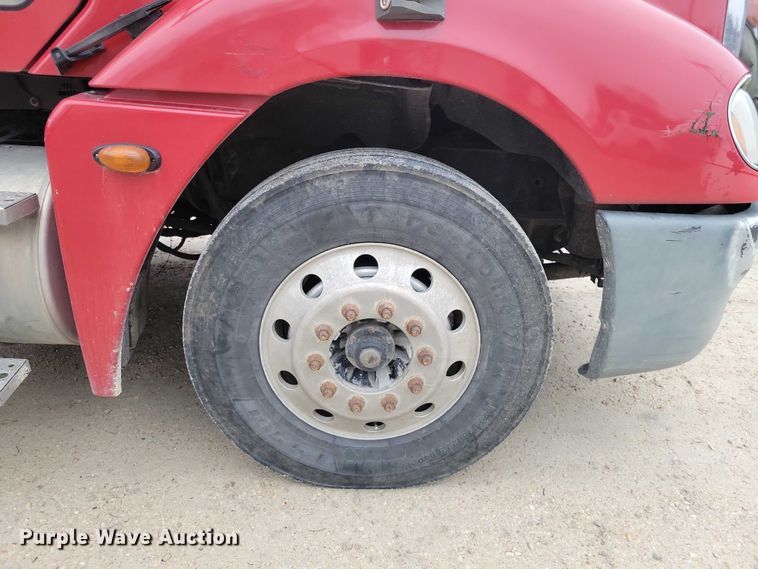 image for item NO9789 2006 Freightliner Columbia 120 semi truck