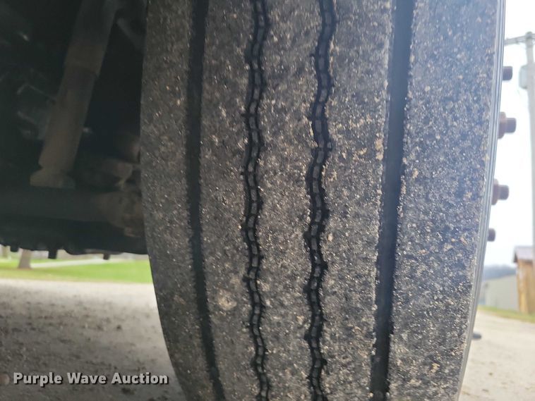 image for item NO9789 2006 Freightliner Columbia 120 semi truck