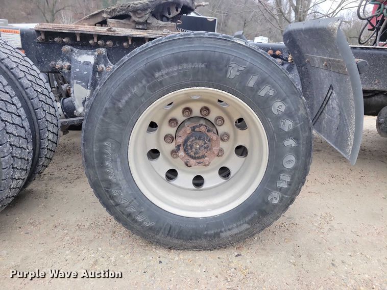 image for item NO9789 2006 Freightliner Columbia 120 semi truck