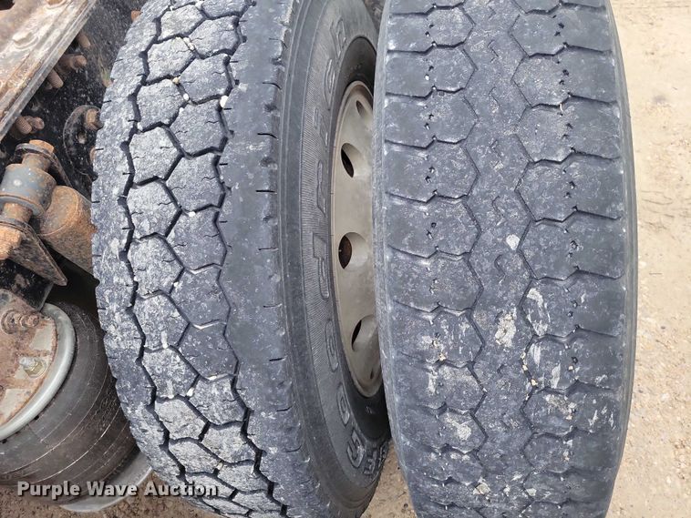 image for item NO9789 2006 Freightliner Columbia 120 semi truck