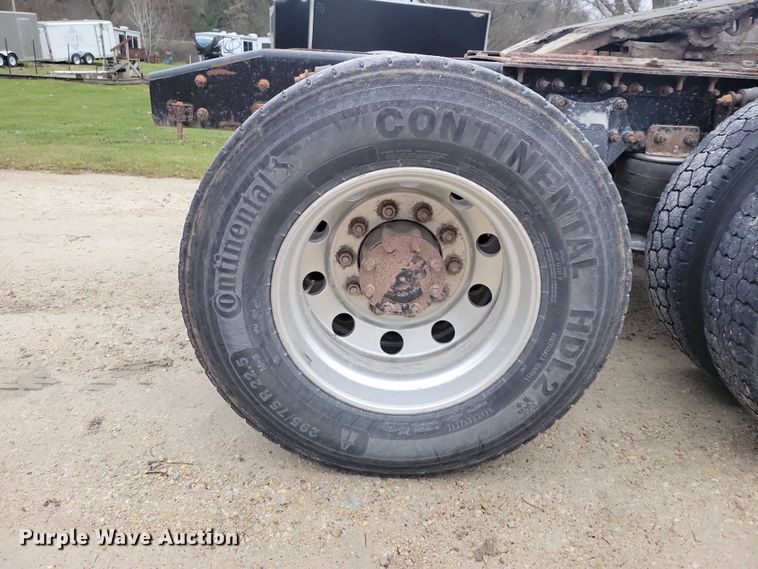 image for item NO9789 2006 Freightliner Columbia 120 semi truck