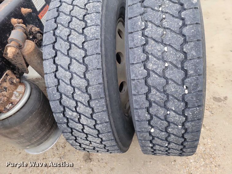 image for item NO9789 2006 Freightliner Columbia 120 semi truck