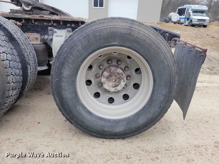 image for item NO9789 2006 Freightliner Columbia 120 semi truck