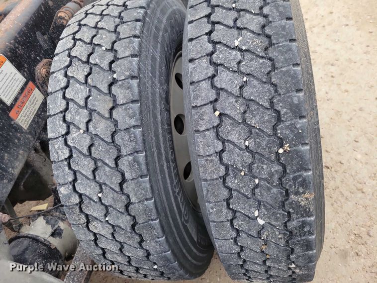 image for item NO9789 2006 Freightliner Columbia 120 semi truck