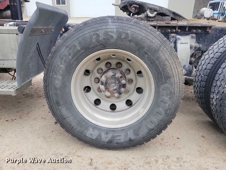 image for item NO9789 2006 Freightliner Columbia 120 semi truck