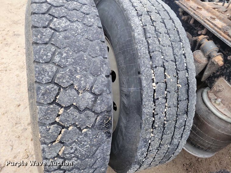 image for item NO9789 2006 Freightliner Columbia 120 semi truck