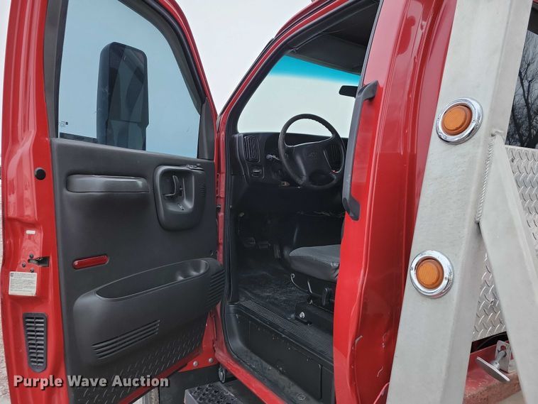 image for item NO9835 2003 Chevrolet C6500 rollback truck