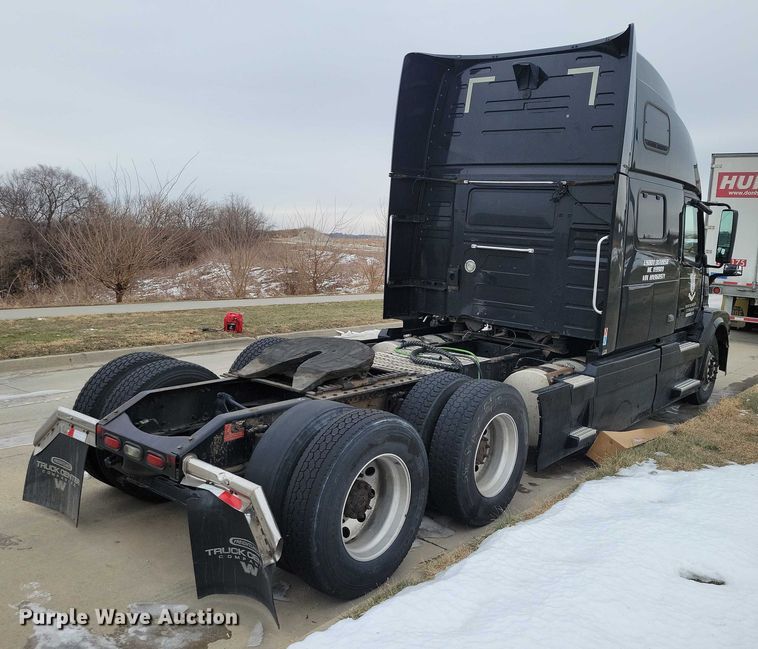 image for item NO9836 2017 Volvo VNL semi truck
