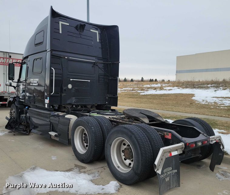 image for item NO9836 2017 Volvo VNL semi truck