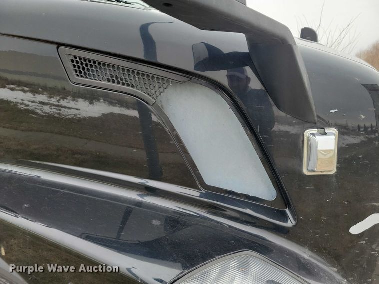 image for item NO9836 2017 Volvo VNL semi truck