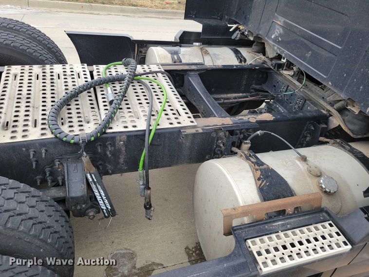 image for item NO9836 2017 Volvo VNL semi truck