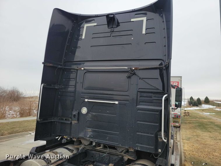 image for item NO9836 2017 Volvo VNL semi truck