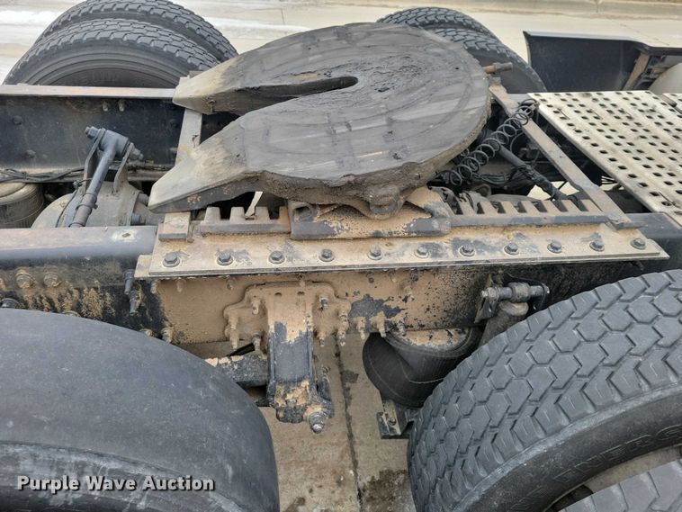 image for item NO9836 2017 Volvo VNL semi truck