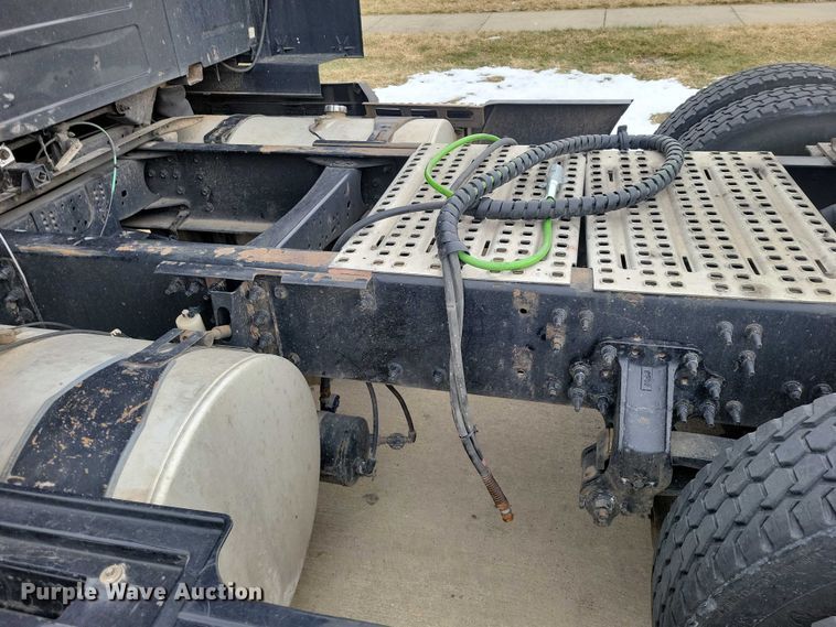 image for item NO9836 2017 Volvo VNL semi truck