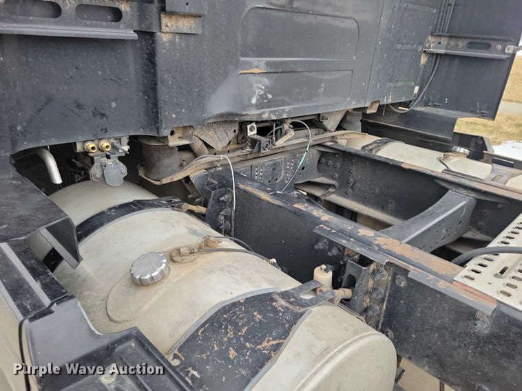 image for item NO9836 2017 Volvo VNL semi truck