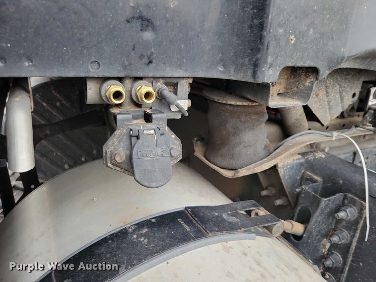 image for item NO9836 2017 Volvo VNL semi truck