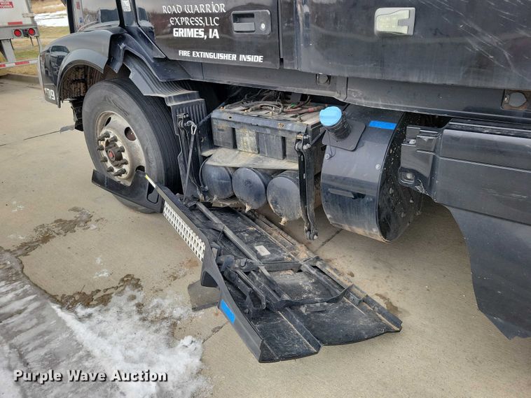 image for item NO9836 2017 Volvo VNL semi truck