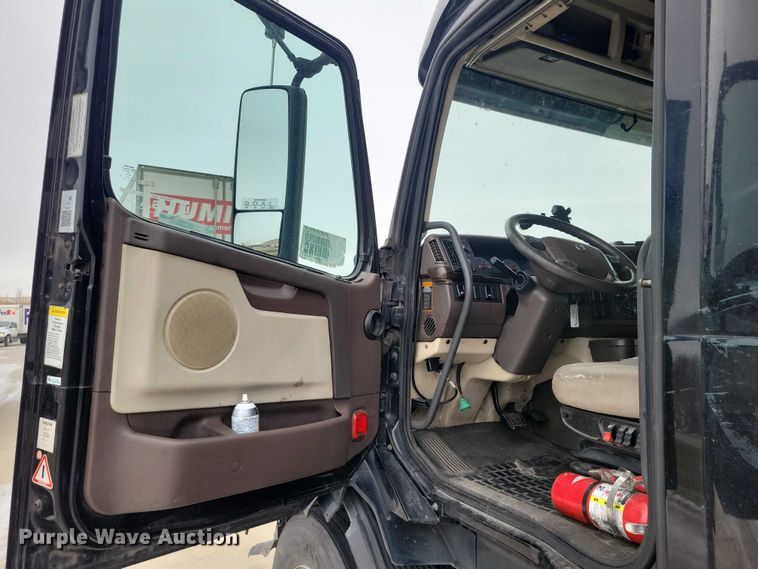 image for item NO9836 2017 Volvo VNL semi truck