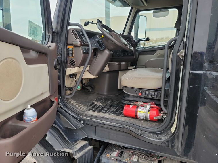 image for item NO9836 2017 Volvo VNL semi truck