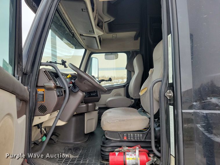 image for item NO9836 2017 Volvo VNL semi truck