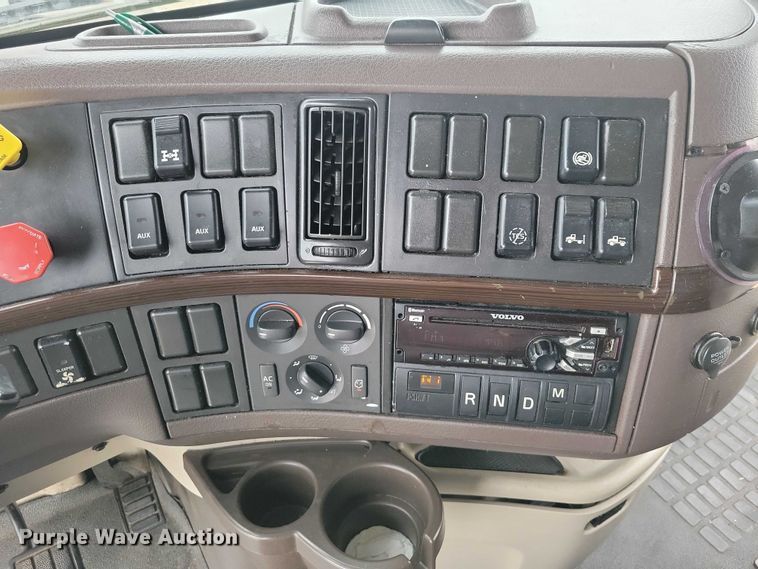 image for item NO9836 2017 Volvo VNL semi truck