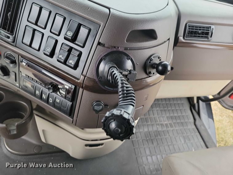 image for item NO9836 2017 Volvo VNL semi truck