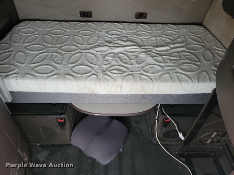 image for item NO9836 2017 Volvo VNL semi truck