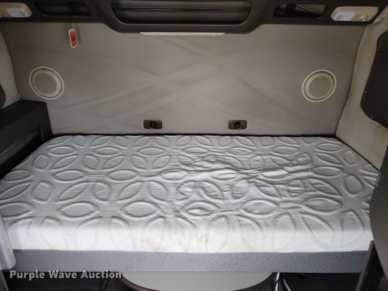 image for item NO9836 2017 Volvo VNL semi truck