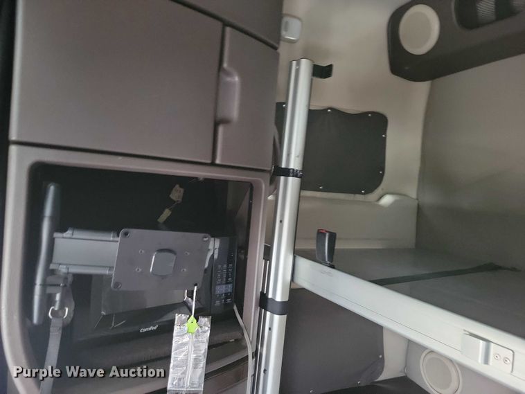 image for item NO9836 2017 Volvo VNL semi truck