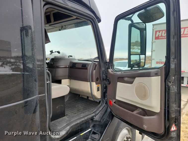 image for item NO9836 2017 Volvo VNL semi truck