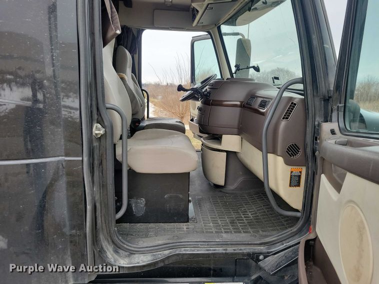 image for item NO9836 2017 Volvo VNL semi truck