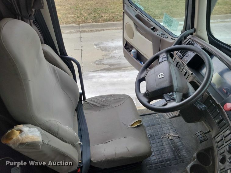 image for item NO9836 2017 Volvo VNL semi truck