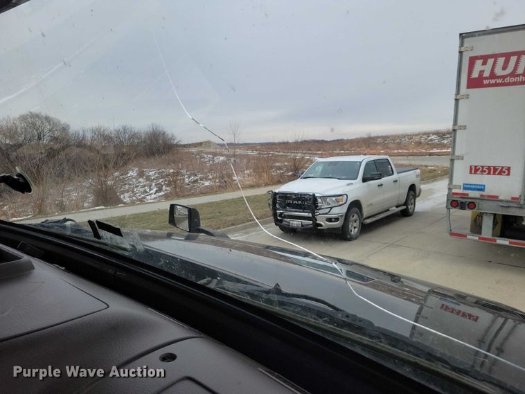 image for item NO9836 2017 Volvo VNL semi truck