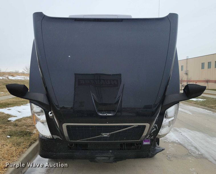image for item NO9836 2017 Volvo VNL semi truck