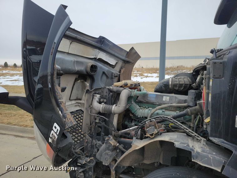 image for item NO9836 2017 Volvo VNL semi truck